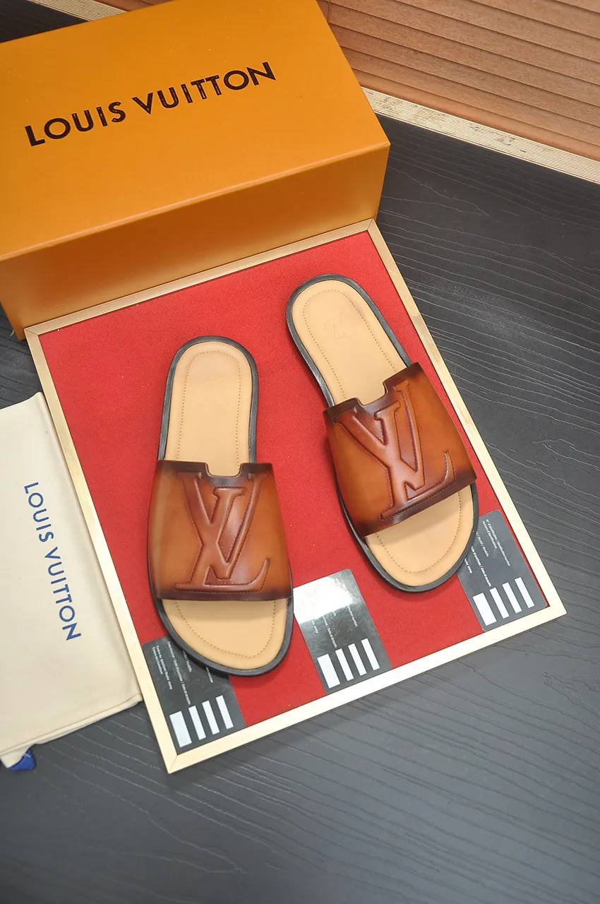 Men's shoes 💰360💶 [Louis Vuitton LV slippers] (high-end cowhide) counter 1:1 fashion style, a must-have for summer! The designer used LV’s iconic outsole. The original simple slippers instantly become fashionable! The upper is made of flexible special cowhide leather straps alternately, and the workmanship is exquisite! A must-have for stylish men in summer, size 38-46 (45 46 customized)